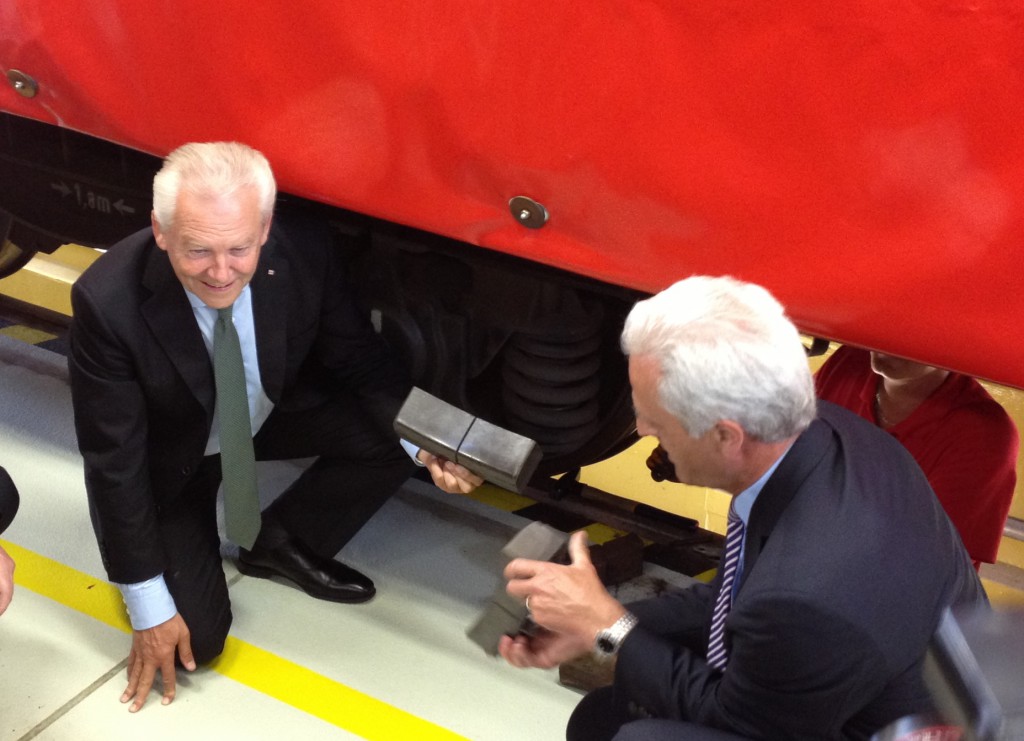 Bahnchef Grube (links) und Bundesverkehrsminister Ramsauer rüsten persönlich einen Güterwagen um.