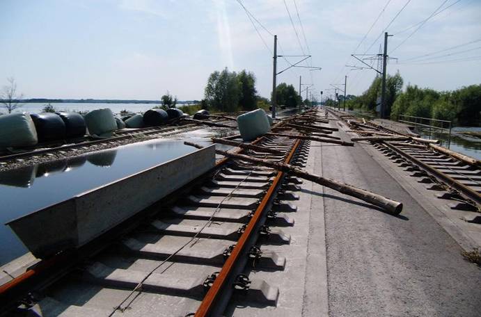 Treibgut auf der Schiene: Baumstämme und Strohballen blockieren die Schienen, nachdem das Hochwasser östlich Stendals von der ICE-Strecke Berlin-Hannover abgeflossen ist. Foto: DB AG