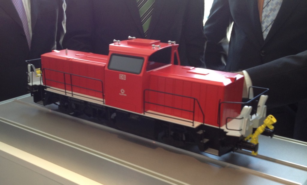 Hier ein Modell der Lok im DB-Rot, aufgenommen bei der Projektvorstellung der DB.. 