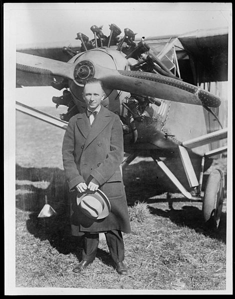 Chamberlin and his plane that he flew from N.Y. to Germany 1927. © Leslie Jones. Courtesy of the Boston Public Library, Leslie Jones Collection