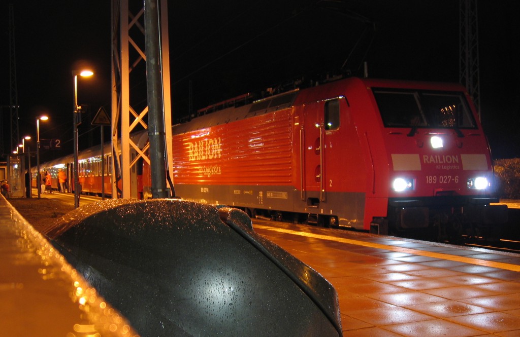 Eine moderne Elektrolok der Baureihe 189, hier vor einem gemischten Personen- und Güterzug, dem ersten, der von Deutschland nach Moskau auf die Reise ging. Das Bild entstand 2005 am Bahnhof Seddin südwestlich von Berlin.