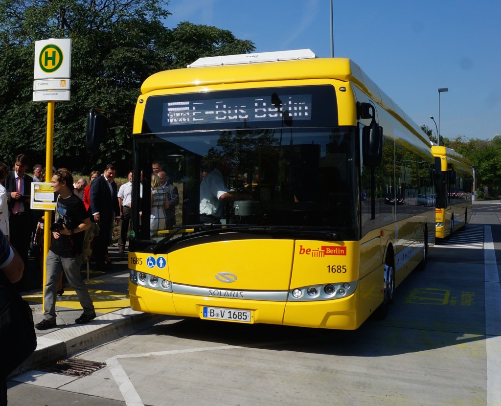 Der neue E-Bus am Endhaltepunkt Südkreuz. Foto: Rietig
