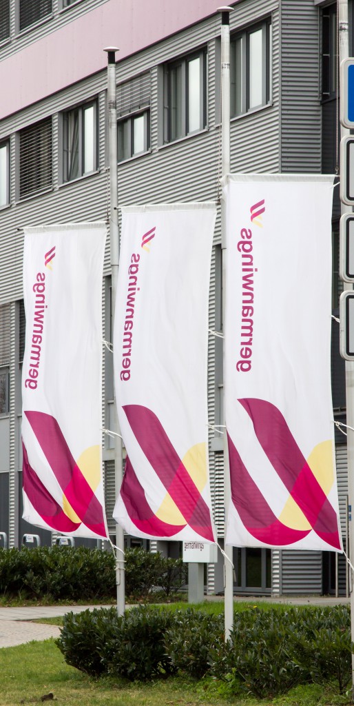 Nach dem Absturz: Firmenflaggen vor der Germanwings-Zentrale in Köln auf halbmast. © Superbass / CC-BY-SA-4.0 (via Wikimedia Commons)