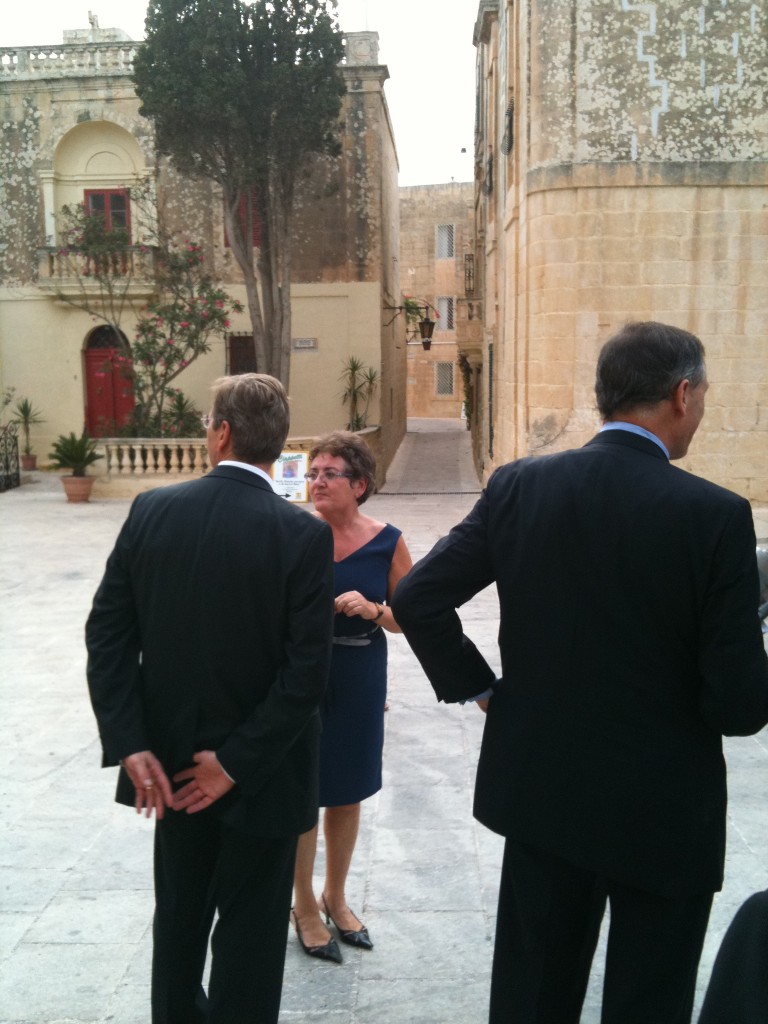 Westerwelle wartet in Mdina, der alten maltesischen Hauptstadt, auf sein Auto.