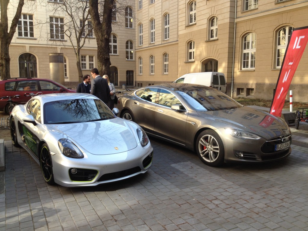 Dieser Porsche ist noch nicht zugelassen, der Tesla (rechts) schon. ©Foto: Rietig