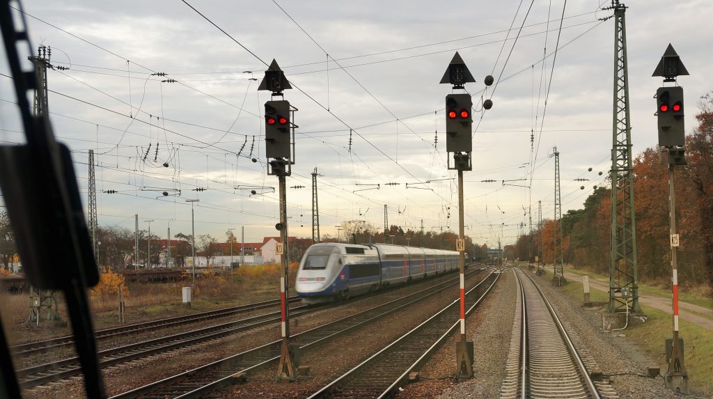 Auch ein TGV Duplex überholte den Güterzug. Foto: Rietig