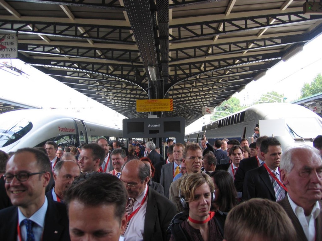 In Paris kommen der deutsche (links) und der französische Hochgeschwindigkeitszugbei der feierlichen Eröffnung der Strecken aus Frankfurt/Main und Stuttgart 2007 an.