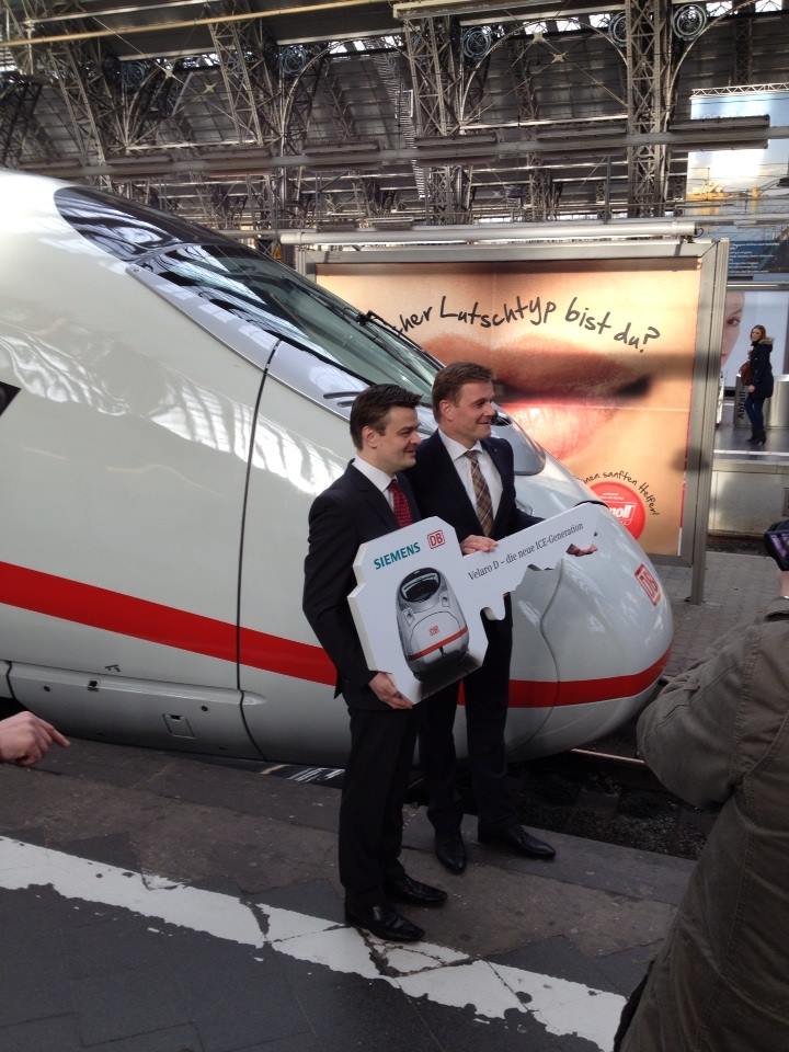 Ebenfalls im Frankfurter Hauptbahnnhof:  Schlüsselübergabe für die neueste ICE-Baureihe im Februar 2014 in Frankfurt von Jürgen Wilder (Siemens, links) an Andreas Busemann.