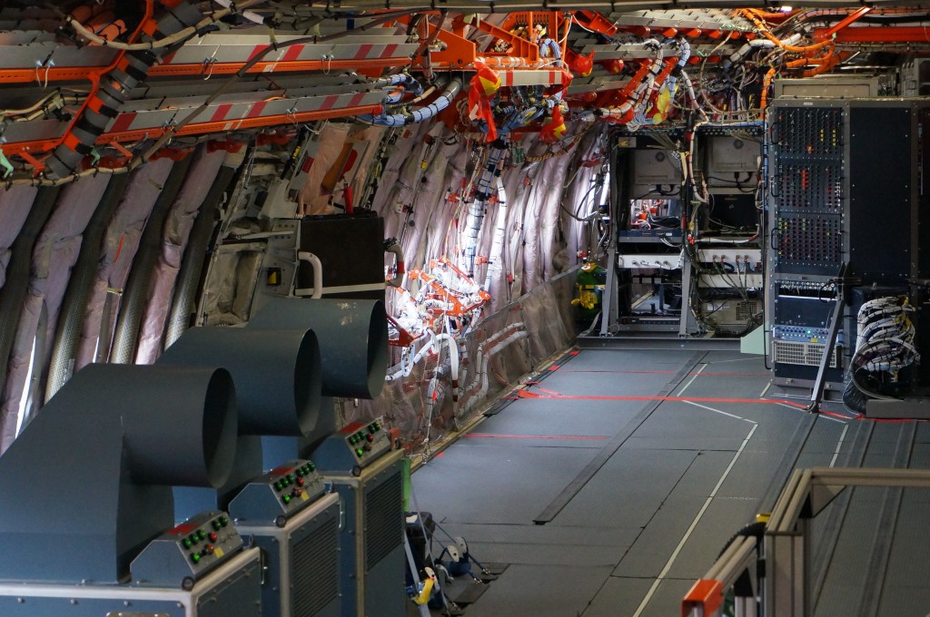 Spielwiese für Ingenieure: So sieht es im Bauch des ersten Prototypen zum Airbus A350 aus.