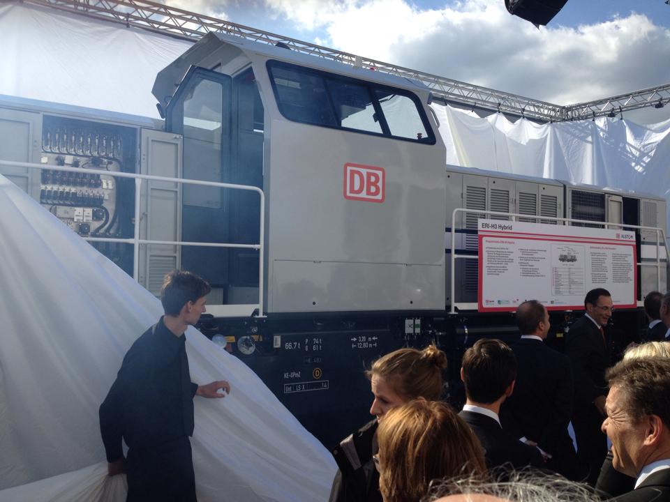 Die Hüllen fallen. Verkehrsminister Dobrindt und Bahnchef Grube vor der Volkswagen-Lok.