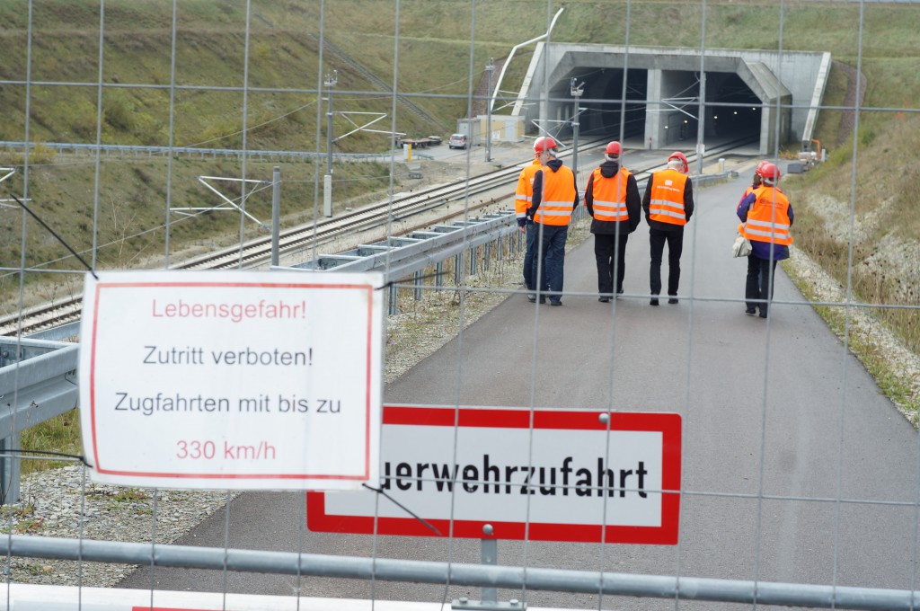 Streckenbesichtigung nahe Kalzendorf. Hier verschwinden ICE-Züge ab 2017 mit fahrplanmäßig 300 km/h im Tunnel. Foto: Rietig