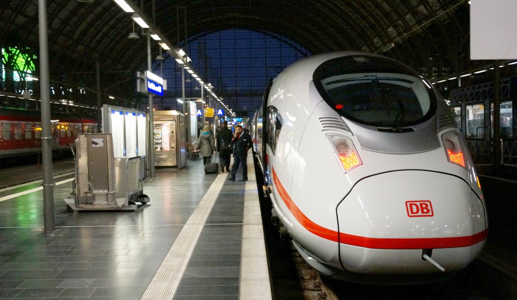 Der neue ICE fährt erst mal nur nach Paris und nicht nach London. Hier steht er im Frankfurter Hauptbahnhof. Foto: Rietig