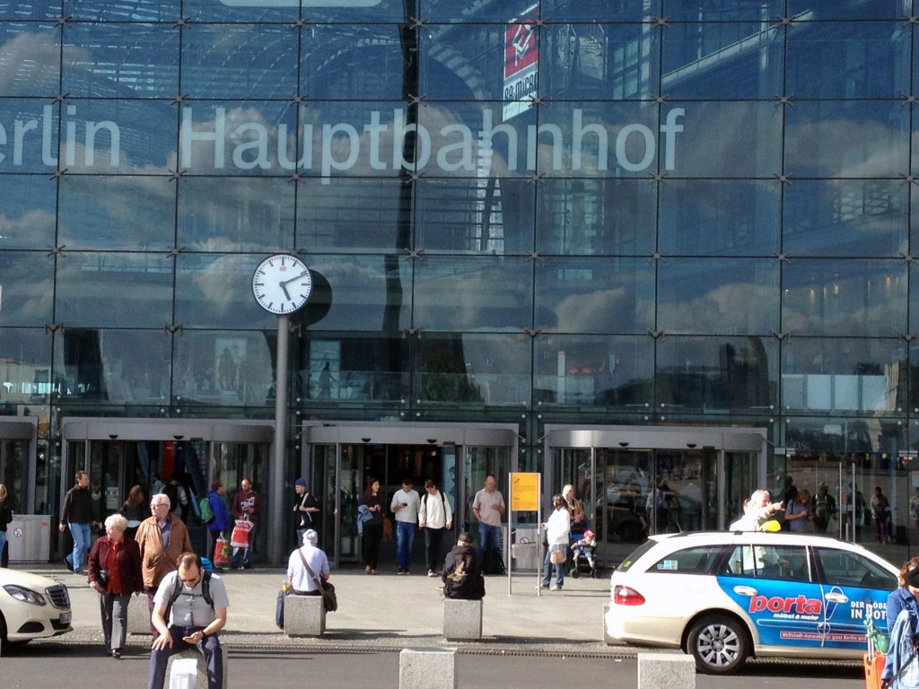 An der Südfront des Berliner Hauptbahnhofs: Bahnhofsuhr ohne Sekundenzeiger. © alle Fotos: Rietig