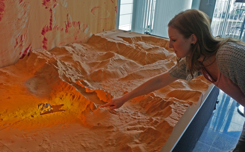 Leben auf dem Mars? Das wäre eine philosophische Bombe. Das Bild zeigt die DLR-Planetenforscherin Daniela Tisch vor einem Relief der Marsoberfläche. Die Forscher haben zum Größenvergleich ein Modell der Zugspitze im selben Maßstab hinzugefügt. Foto: Rietig