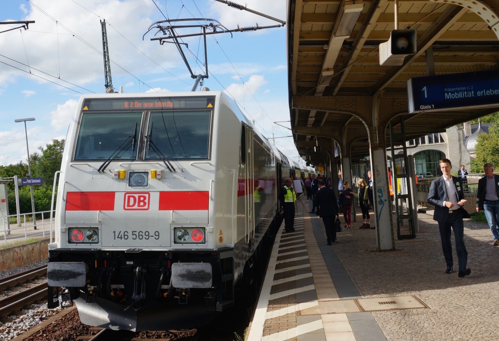 Die Lokomotive der Baureihe 146.2. Sie zieht und schiebt die Intercity 2-Züge.