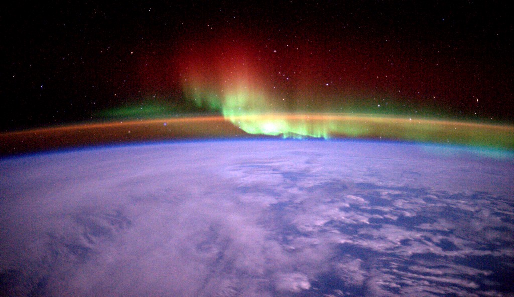 Sie ist wirklich rund. Aufnahme bei Nordlicht aus der ISS. Foto: DLR (CC-By 3.0)