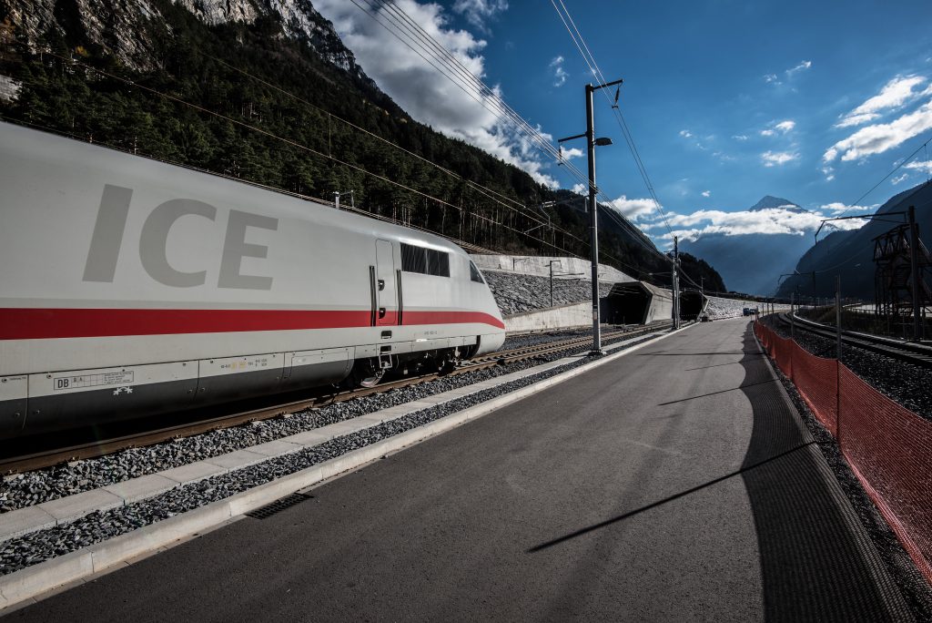 Oder vielleicht wird es doch der ICE? 2015 hat der Messzug ICE-S mit Probefahrten bis zu 275 km/h die Oberleitung im Tunnel abgenommen. Foto: Alp Transit Gotthard AG