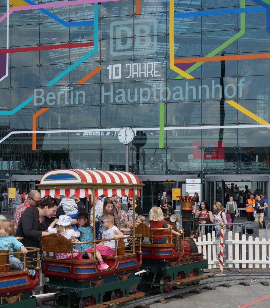Dampfloks fahren nur noch vor den Toren des Hauptbahnhofs: Familienfest zum Zehnjährigen. Alle Fotos: Rietig