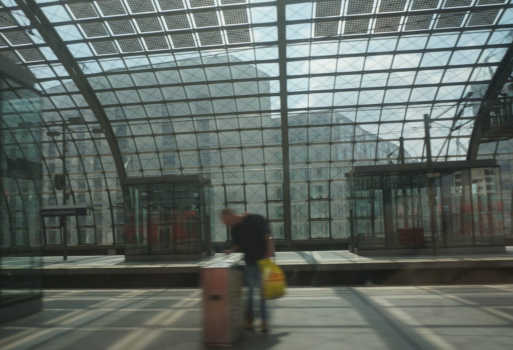 Stößt in Berlin auf Kritik: Die eintönige Architektur der Gebäude außerhalb des Bahnhofs.