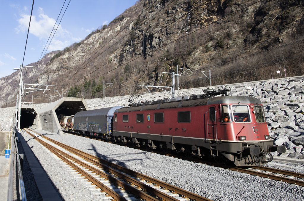 Im Grund geht es um den Güterverkehr. Die Schweizer Bevölkerung hat von der Politik verlangt, den Transitverkehr von der Straße auf die Schiene zu verlagern. Foto: Alp Transit Gotthard AG